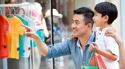 小孩衣服穿大一号还是刚刚好,小孩衣服可以买大一码明年穿吗