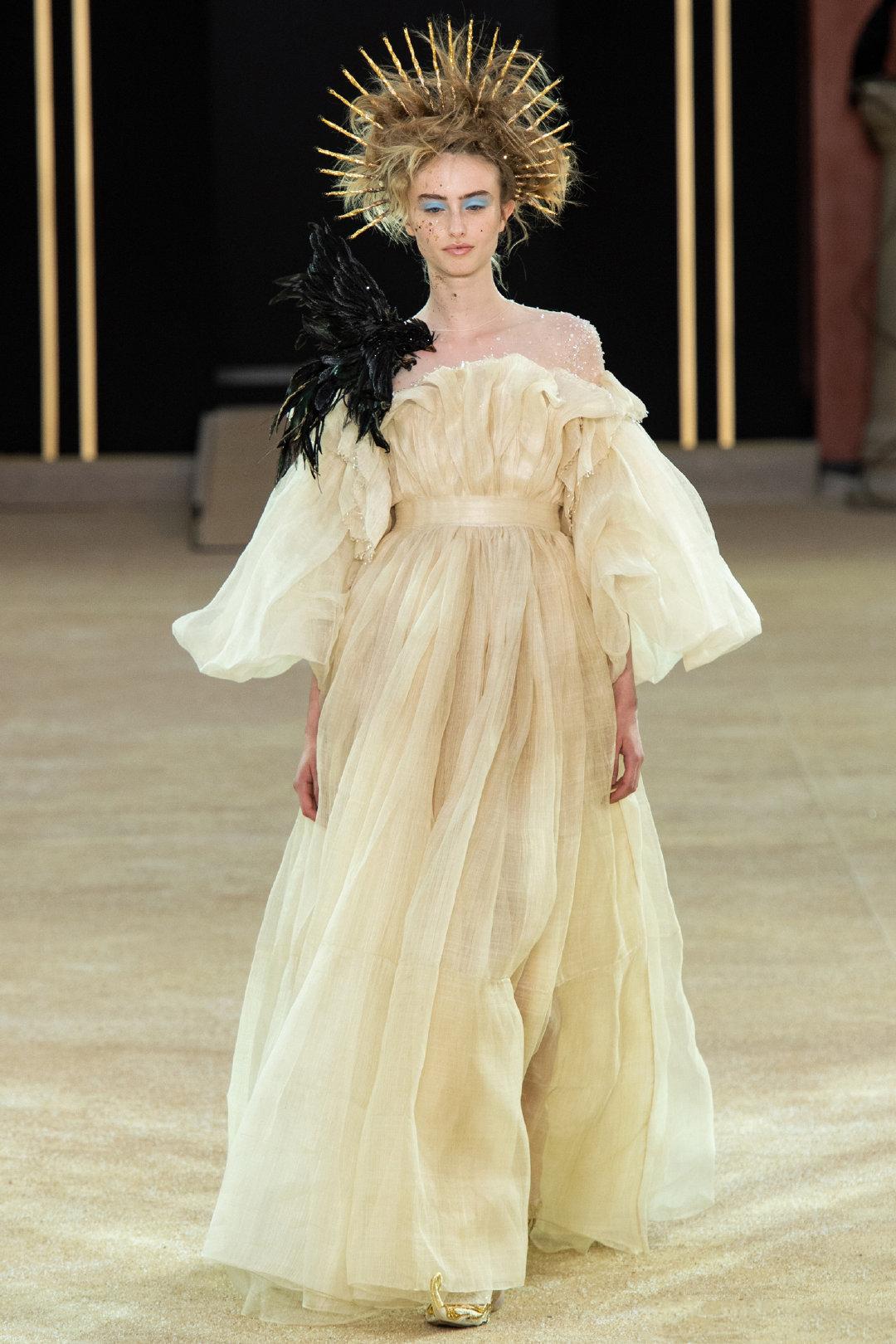 鬼脸连体服做开场,满身绣死亡象征乌鸦,惊悚秀场还是奇葩秀场?