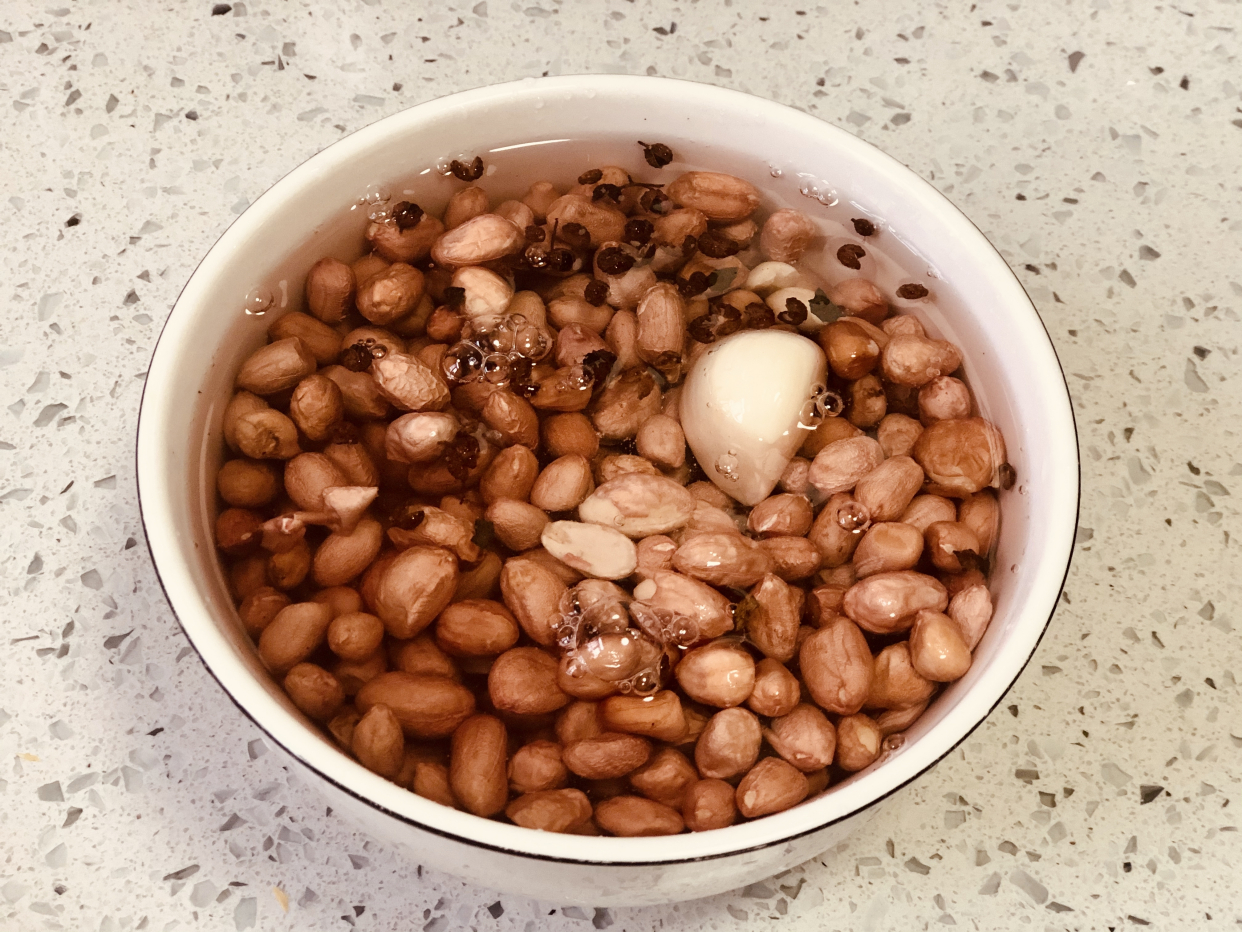 其实在炸花生米的时候是有技巧的,炸花生米放什么就能确定不会炸焦