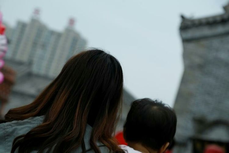 庆国庆出门扫街拍照，专门拍摄娃娃照片，展示洛阳休闲生活