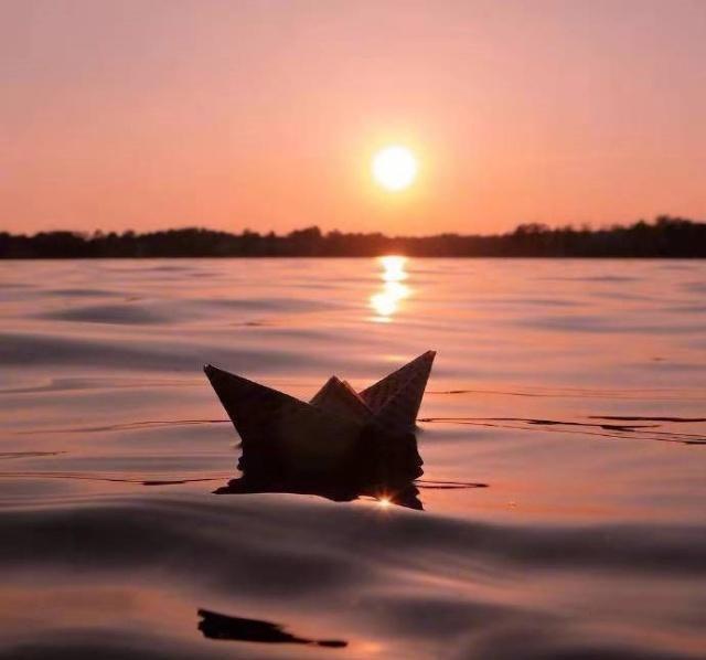 简单又暖心的晚安心语，经典温馨，愿美梦治愈你的难过！