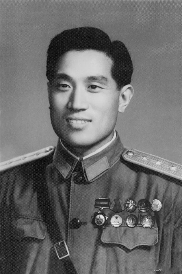 「女兵讲历史」大雪压青松青松挺且直欲知松高洁待到雪化时