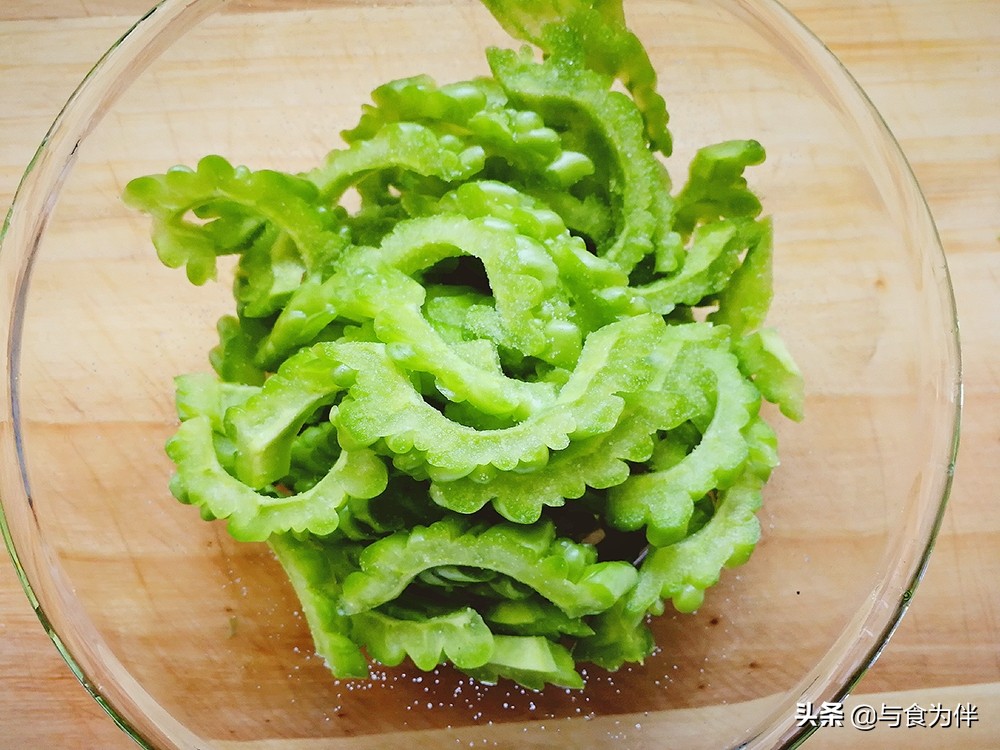 苦瓜怎么去除苦味最好方法,苦瓜焯水和抹盐哪个去苦味