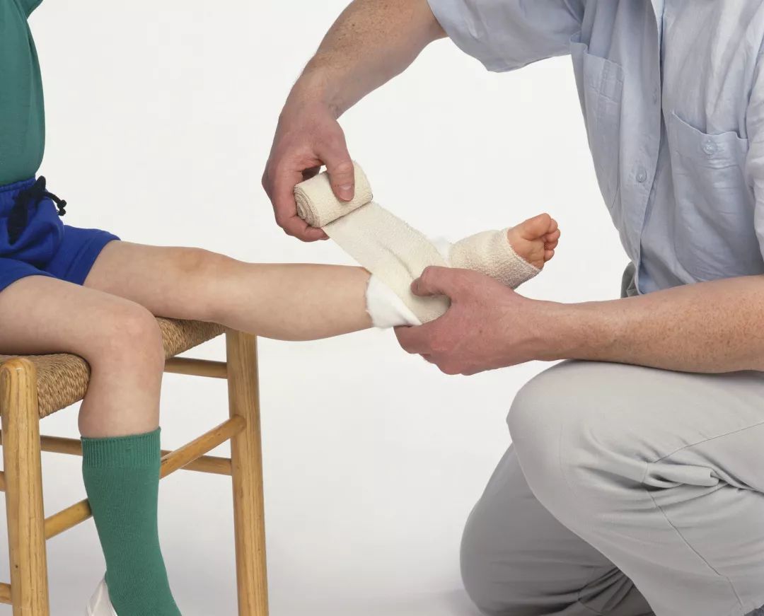 儿童手指夹伤怎么处理,三岁女童手指被压断后续