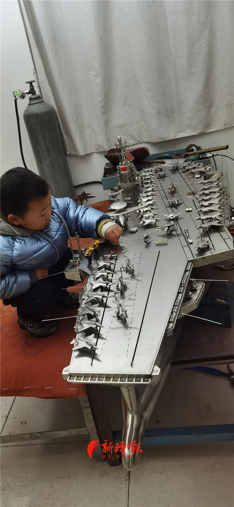 船锚、雷达、飞机都能动！焊接工三年磨一“舰”，为儿子自制独一无二的礼物