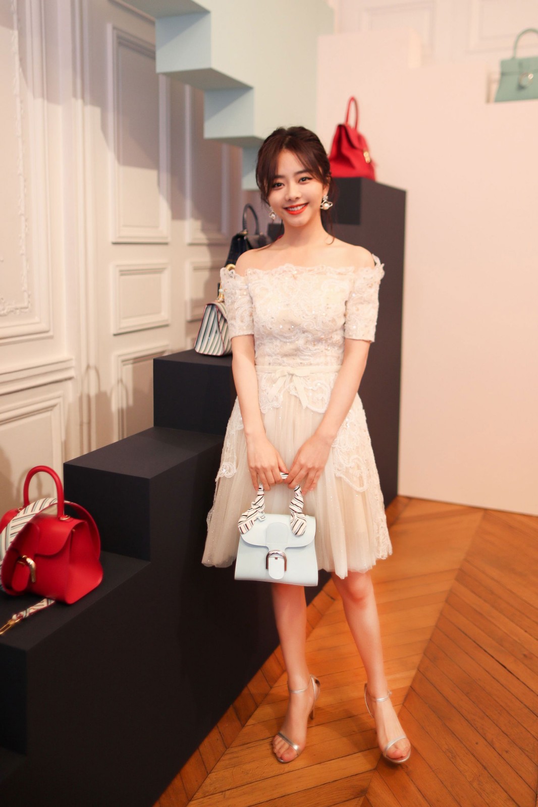 谭松韵黑白色卫衣,谭松韵橘色卫衣