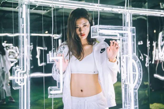 秒杀整容脸,撞脸女港星