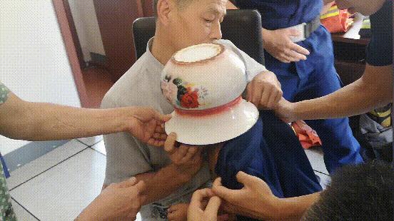 痰盂卡住小孩视频,痰盂卡住孩子