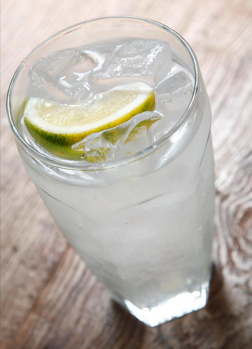 西餐厅给一杯柠檬水是干嘛的,吃西餐为什么上一杯白开水