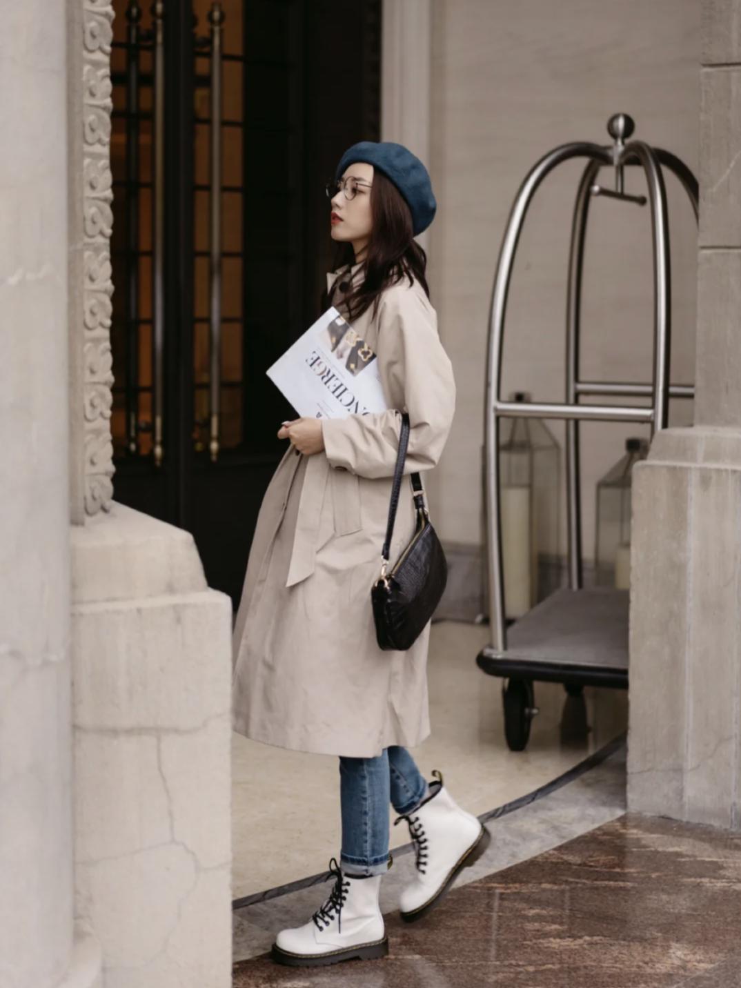 别再穿小白鞋了夏天适合穿凉鞋,高帮小白马丁靴鞋秋冬搭配