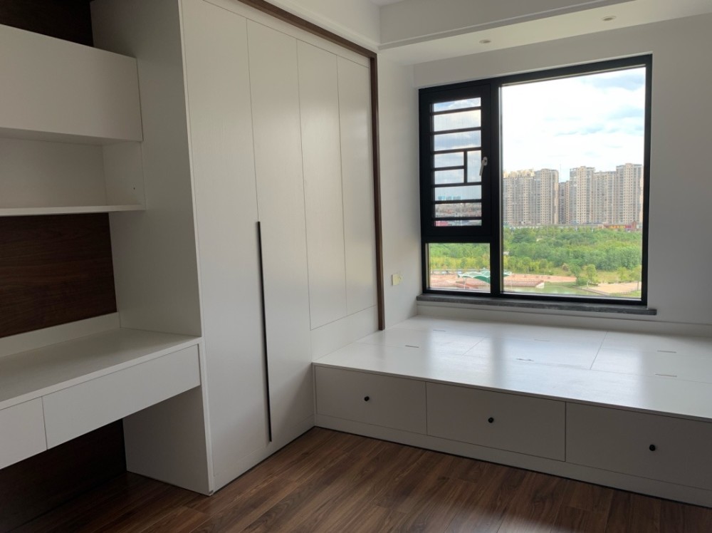 新房装修好了，储物空间极强，还拥有超大落地窗，看风景简直无敌