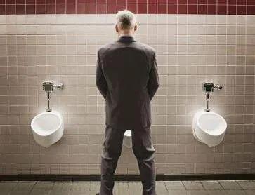 男子尿不出尿,男子突然尿无力