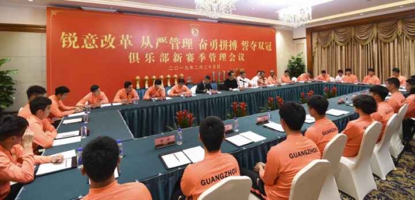 许家印铁腕管理誓夺双冠,许家印获得双冠