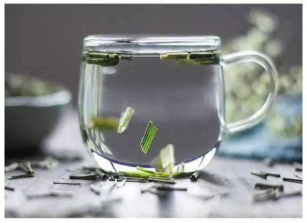 一岁一寒一春秋，一草一木一参花。