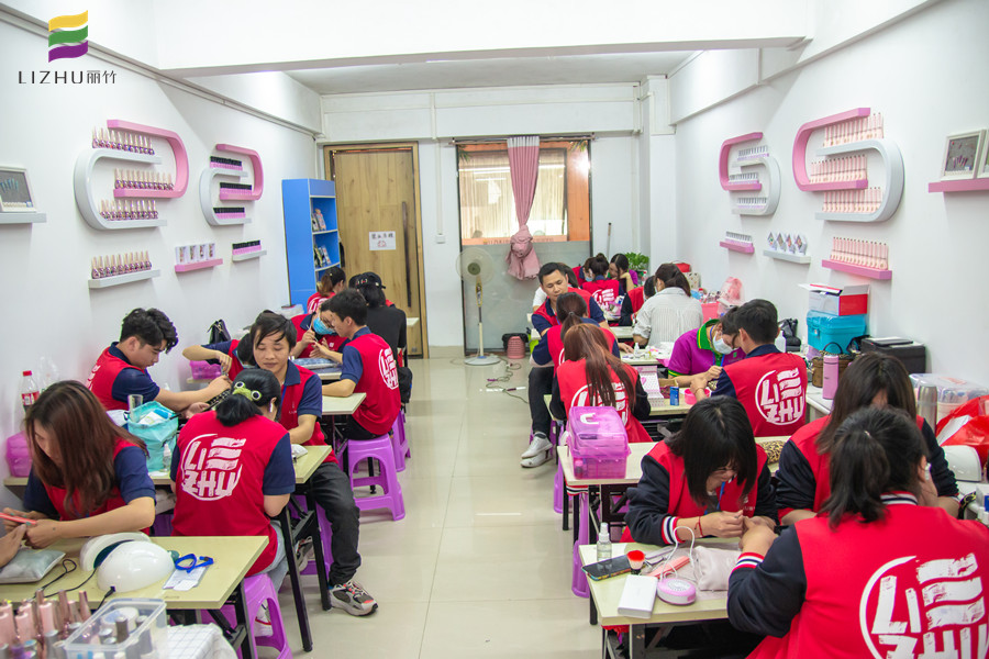 美甲学徒怎么涂指甲,指甲油怎么涂花朵