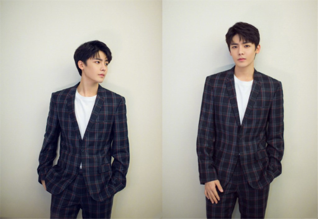 侯明昊时尚盛典视频,2020年侯明昊黑色西装蓝色衬衫