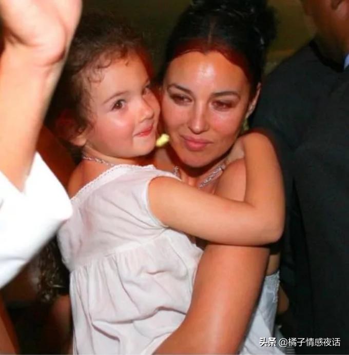 莫妮卡贝鲁奇年轻时神级颜值,莫妮卡贝鲁奇18岁的视频