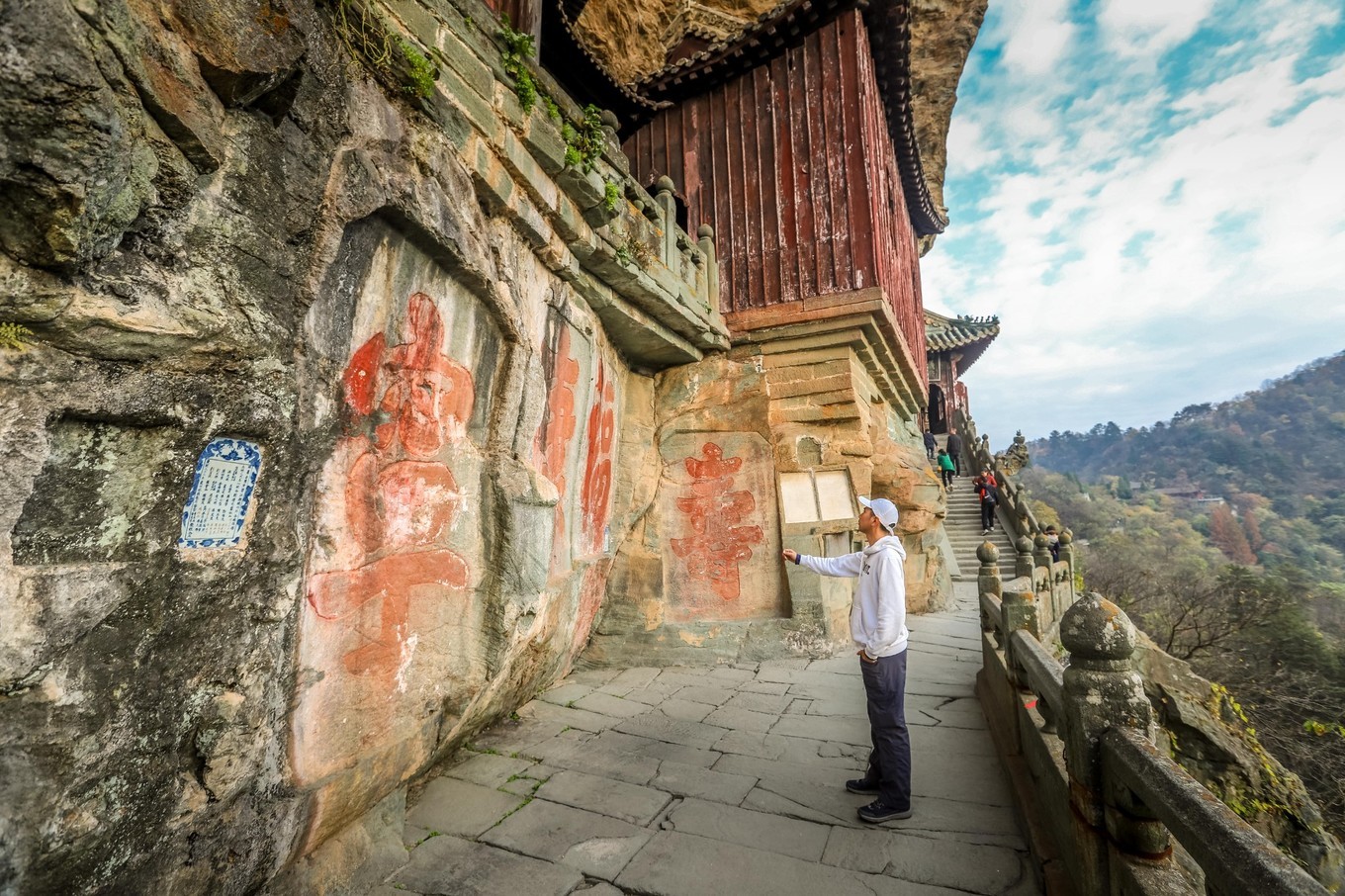 中国的世界文化遗产武当山金顶,悬崖绝壁山水画