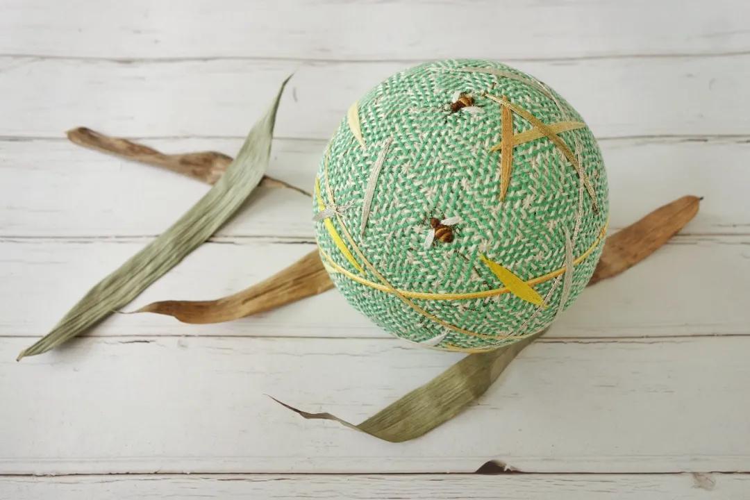 惊艳!“球上刺绣”你见过吗?她在球上绣出二十四节气,无数粉丝为之打call