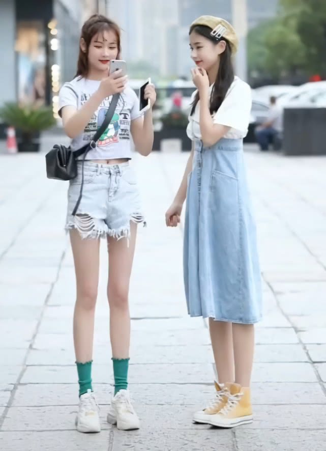 闺蜜两人跳舞，右边“踩进花园里”，左边则“走向树林中”，巨潮