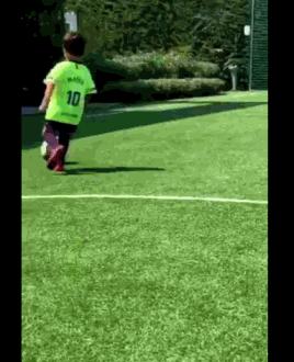 梅西接班人不愁了！二儿子复刻经典一幕萌版长途奔袭+世界波