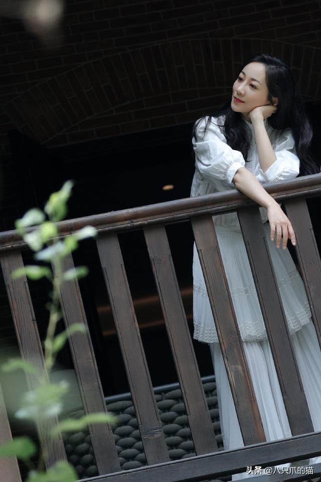韩雪自拍照真飒，单手插进裤兜，还把衬衫下摆塞下装，真会摆pose