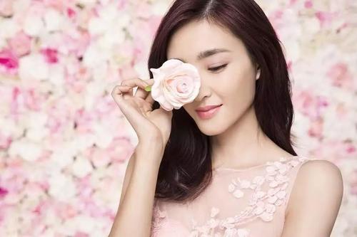 用素颜霜的化淡妆步骤,用粉底液素颜霜化淡妆