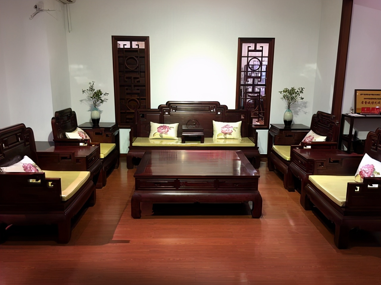 有些人买不起红木家具就说不好看,越来越多人不想买房子