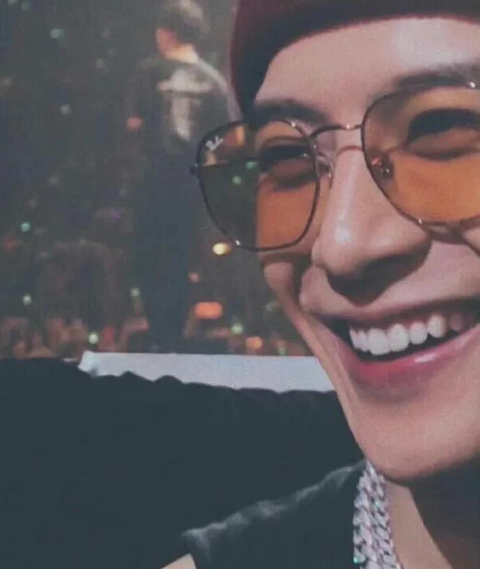 他一直是一个真诚有正能量的男孩，难怪这么多人喜欢