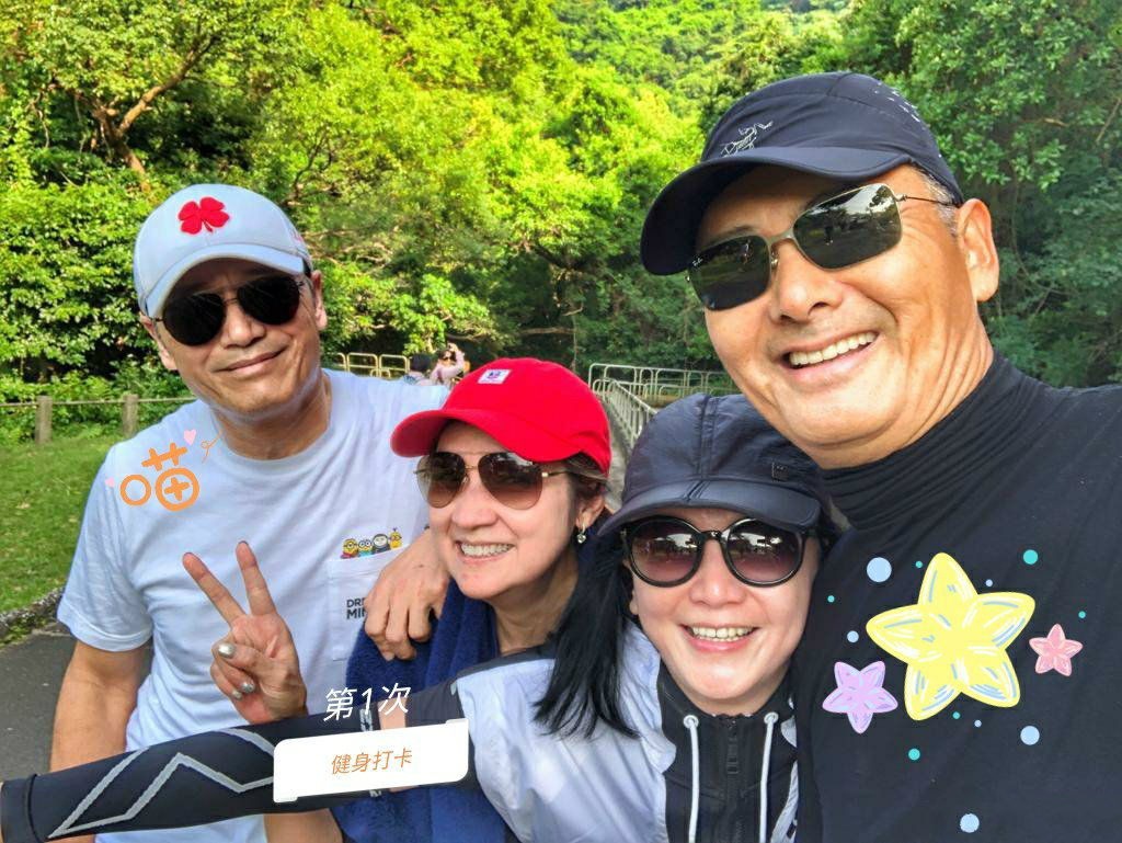 周润发谭咏麟爬山视频,周润发带群星爬山视频