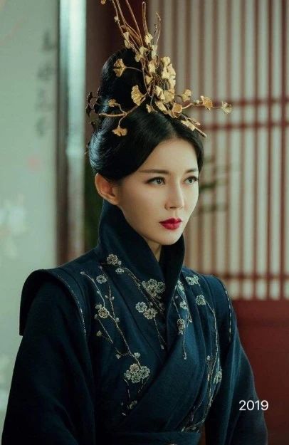 《鬓边》中爱上儿子嫁给老子的美艳新派大姐，盘点刘敏的容貌变化