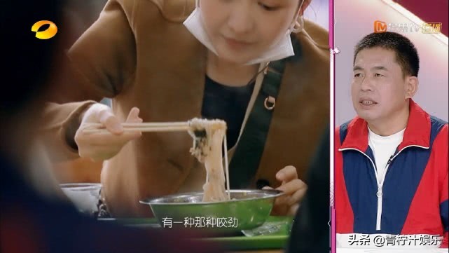 同回到娘家，林允爸妈做13道菜给女儿吃，王鸥和母亲坐姿显生疏