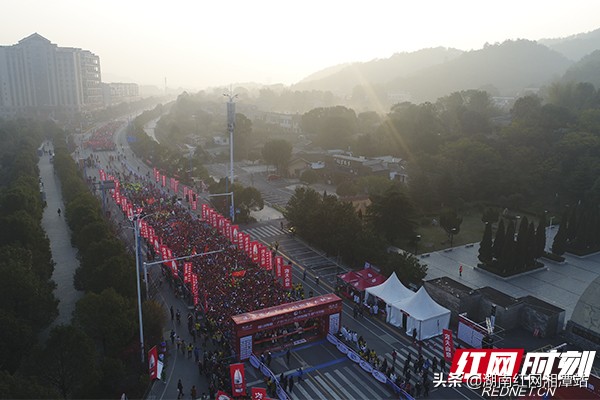 2019韶山红色国际半程马拉松赛开跑毛*东泽**诗词定点鼓劲
