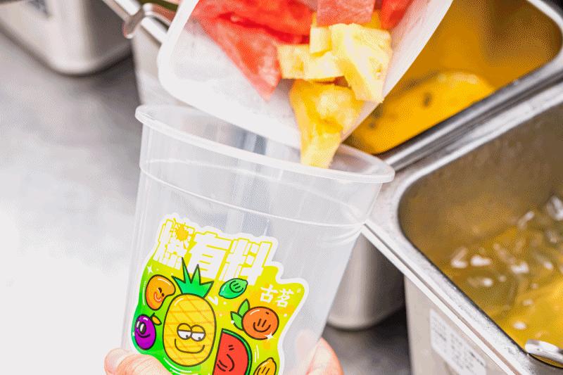 买一送一！大肚子水果茶来了，足足1000cc，单靠吸管都吸不动