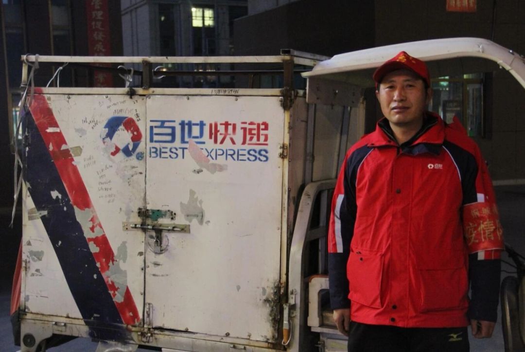 快递紧张哥亮相国务院发布会，疫情*特中**殊的逆行者们