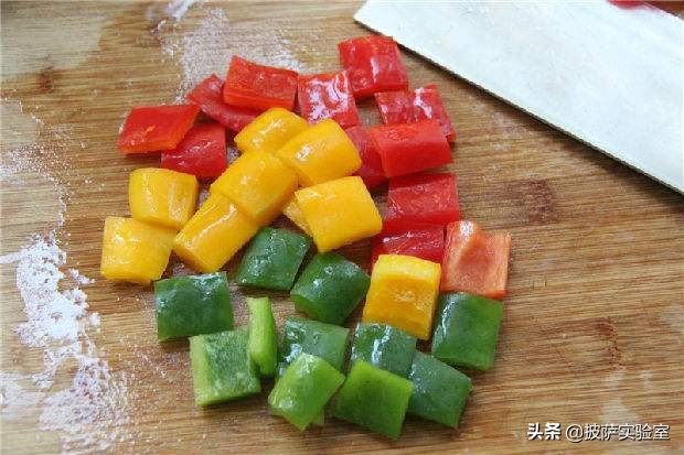 披萨撒料手法技巧演示,披萨顶料