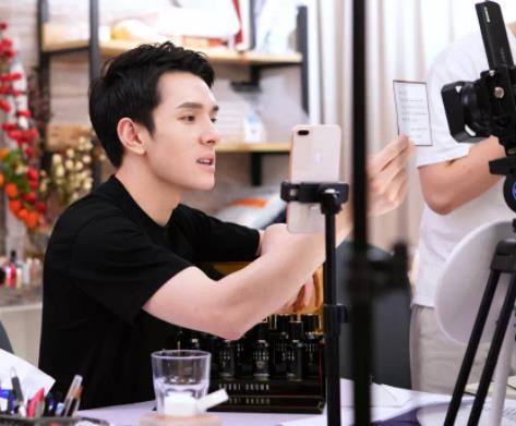 李佳琦直播翻车后凌晨发文道歉,李佳琦直播翻车事件引发的思考