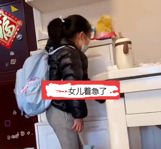 小学生爱磨蹭,上海女儿上学磨蹭妈妈反击