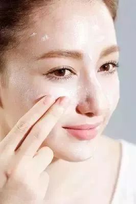 不会卸妆，你抹1万元一瓶的乳液，擦18层精华都没用