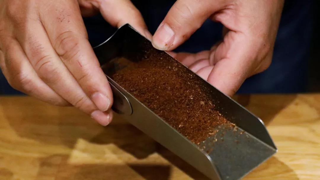 女友看上了莱昂纳多？世界首富争锋吃醋，秀肌肉“威胁”小李子