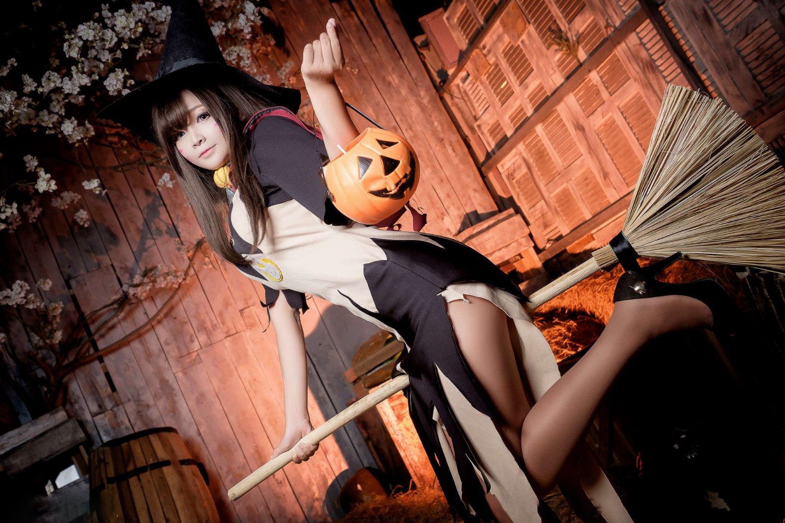 COSplay福利，D.VA女巫cos性感美图，扫把不错