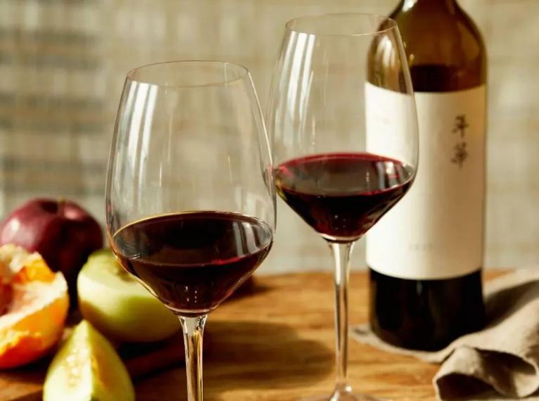 红酒醒酒之后可以倒满杯吗,红酒开瓶醒酒后能倒回去吗