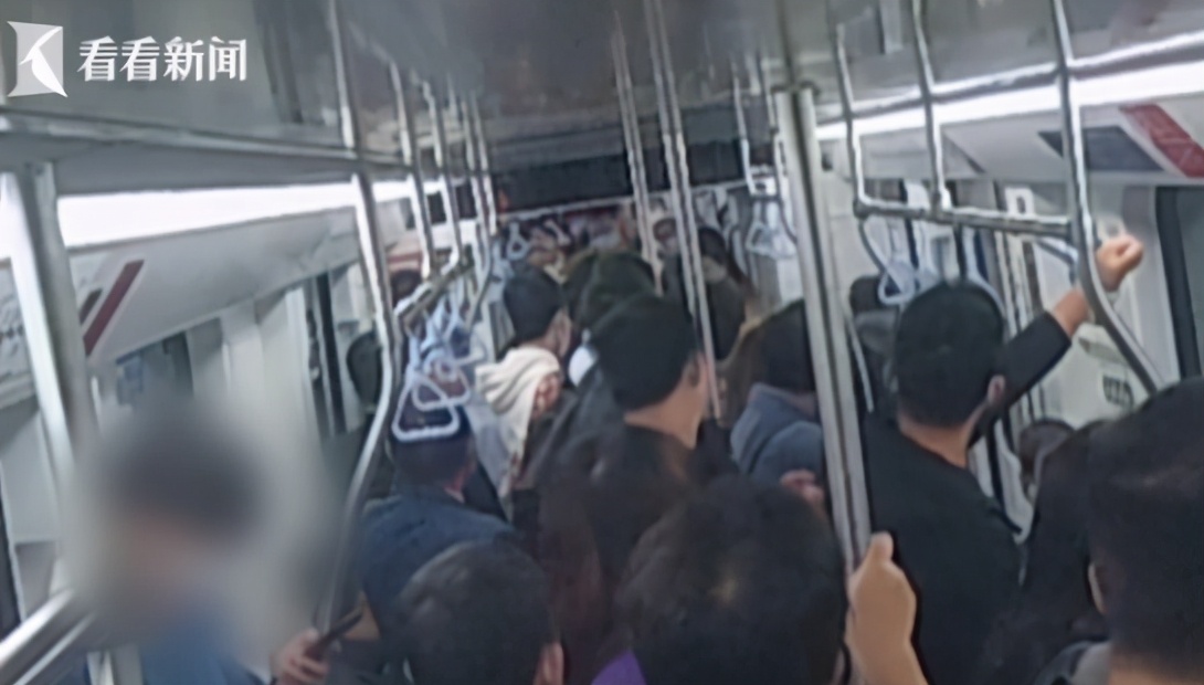 全武行打架现场,地铁上两男子上演全武行