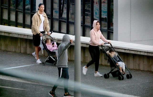 c罗搬球门,c罗与迷你罗在球场踢球热爆球迷