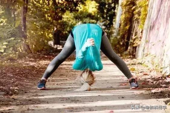 一套动作改善含胸驼背练出好身材,三步改善体态气质拒绝含胸驼背