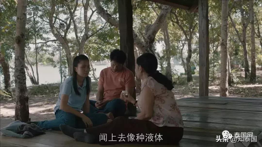被士兵“上身”的年轻女巫，为何要去舔舐老女人伤痕累累的大腿？