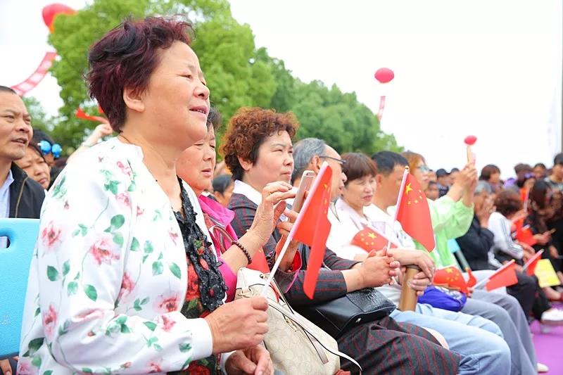 八方游客齐聚桑果紫酒节，共赴这场采桑品酿盛会