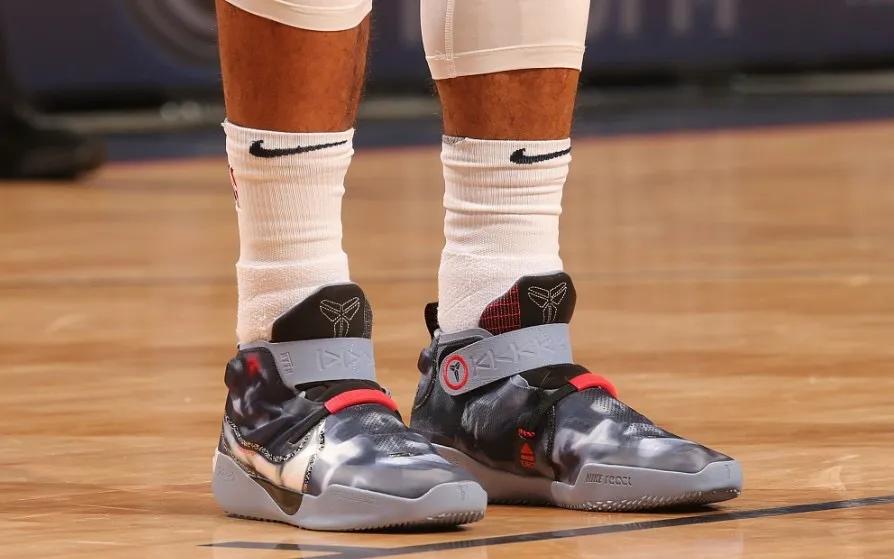 布克总决赛上脚球鞋,2021nba总决赛布克穿的球鞋