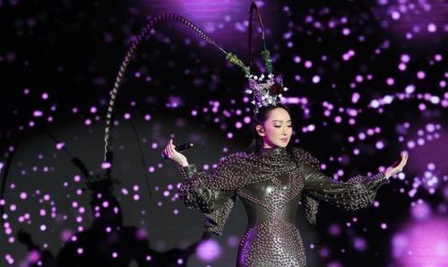 萨顶顶的“假唱转话筒事件”,萨顶顶假唱转话筒事件视频