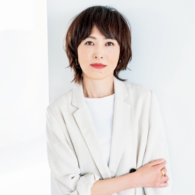 四十岁头发白发多什么发型好看,白发多的中年女性适合什么发型